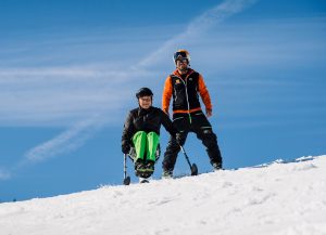 Rollstuhlfahrer beim Mono-Ski fahren