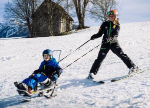 Skifahren im Sitzskimodell Bi Unique