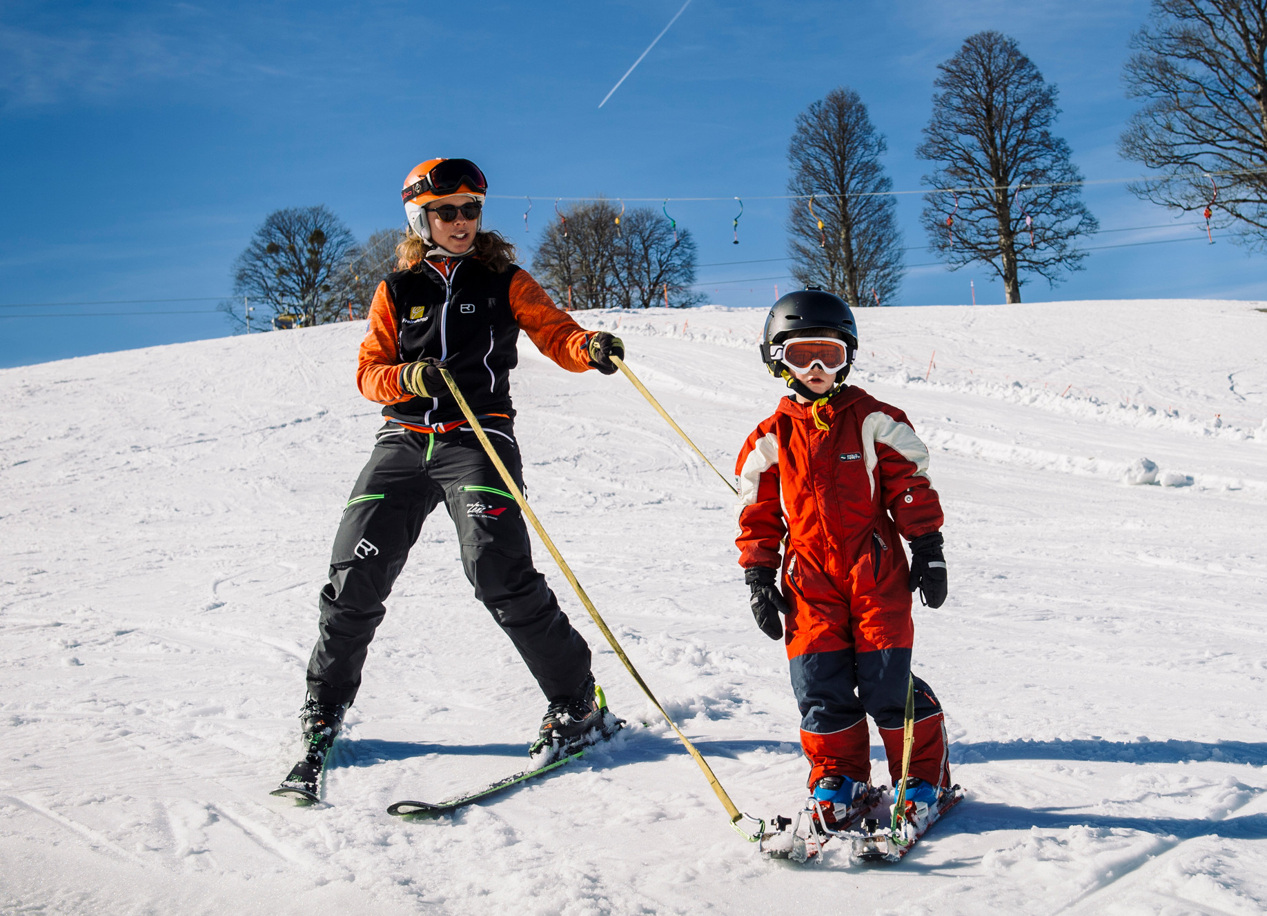 stehend Skifahren mit Hilfsmittel