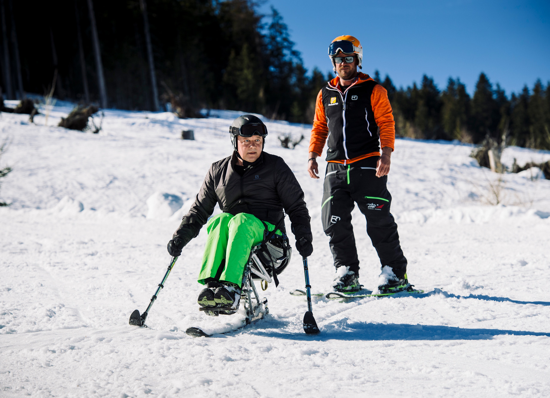 Skiing track. Монолыжа для инвалидов. Монолыжи. Снегокат монолыжа. Монолыжа для снега.