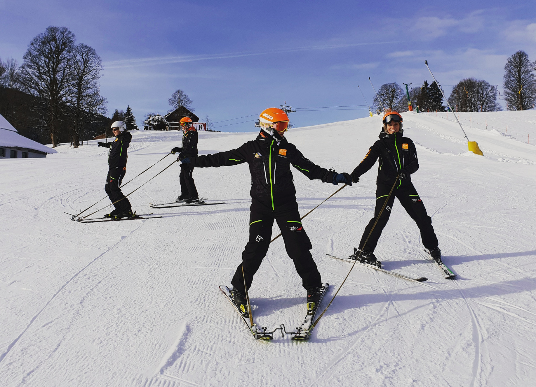 Skiing instructor. Солнечная Долина горнолыжный инструктор. Адаптивные лыжи. Солнечная Долина горнолыжный тарзанка. Солнечная Долина штат инструкторов.