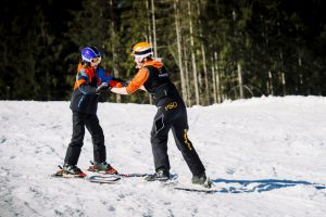 stehend Skifahren mit körperlicher Behinderung